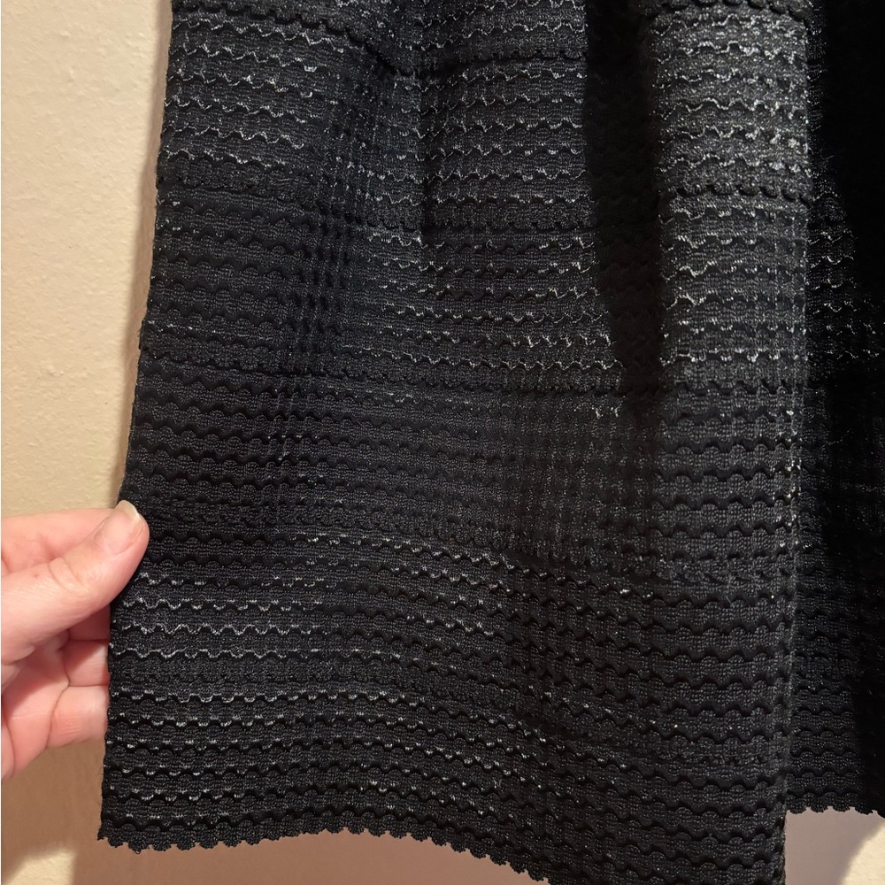 Ann Taylor Black Textured A-Line Pleated Mini Skirt, size 00, Elastic Waist - Picture 2 of 7